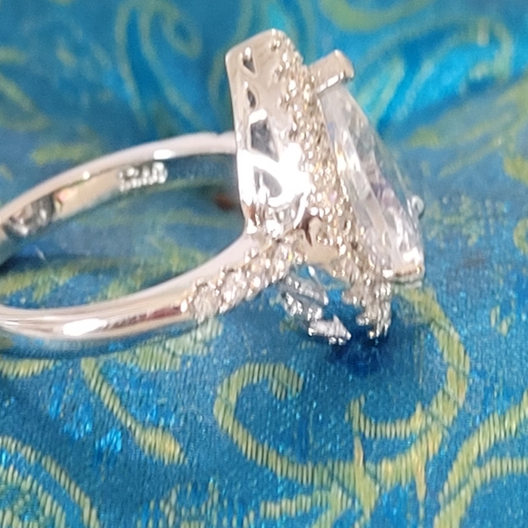 925 Sterling  Silver Teardrop  Shaped  White  Zircon  Ring - Picture 4 of 6